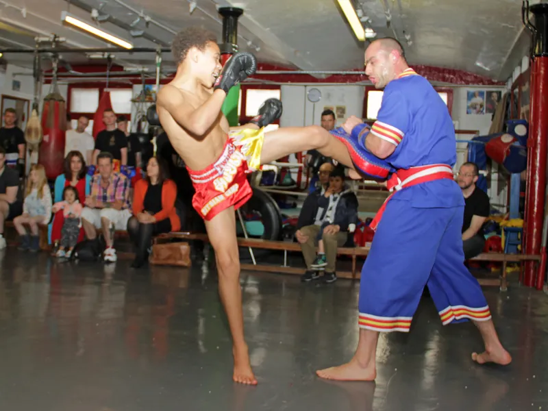 Entraînement aux paos dans un camp thaïlandais