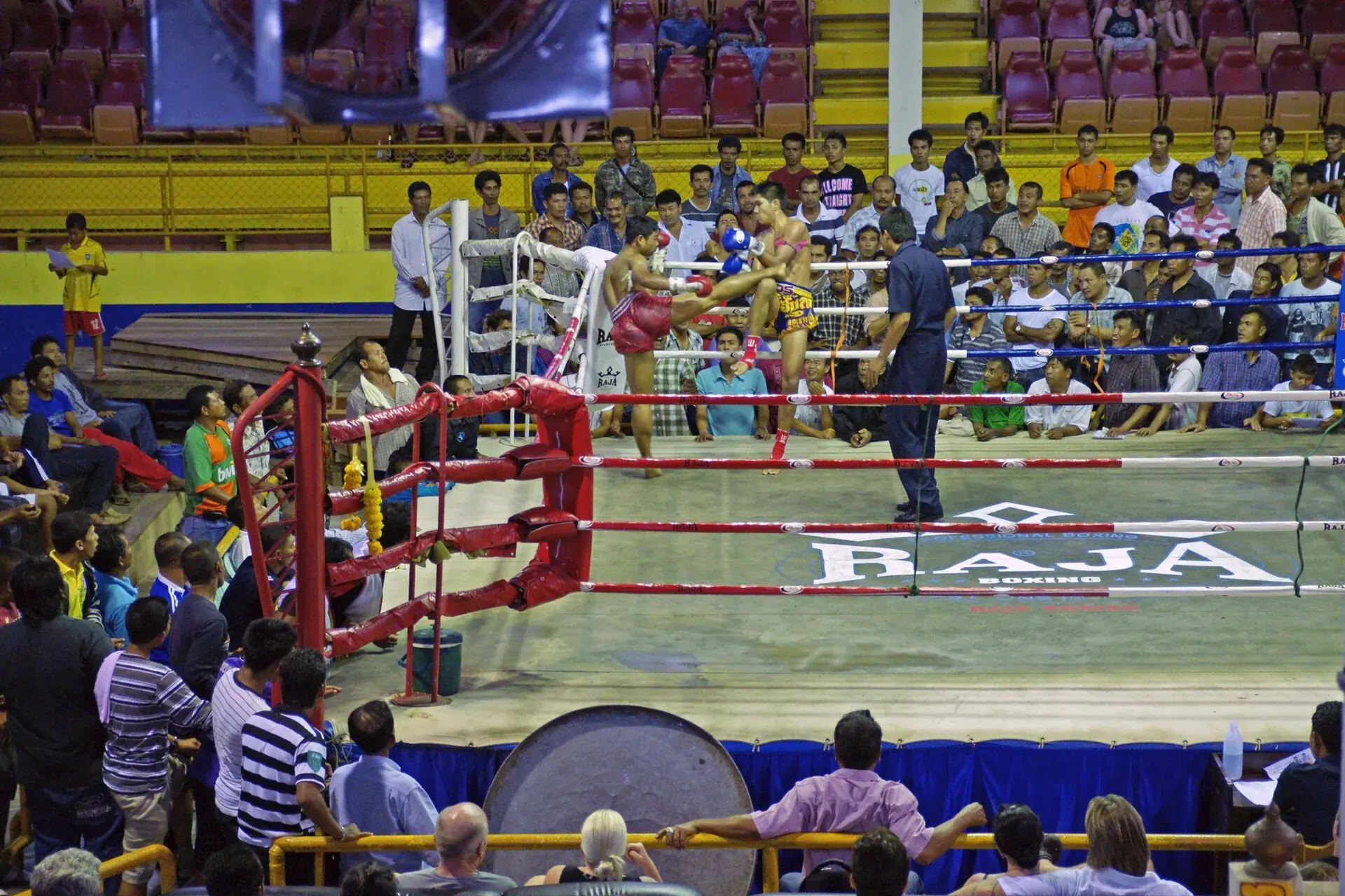 Deux boxeurs au clinch dans un ring d’Ao Nang, en Thaïlande