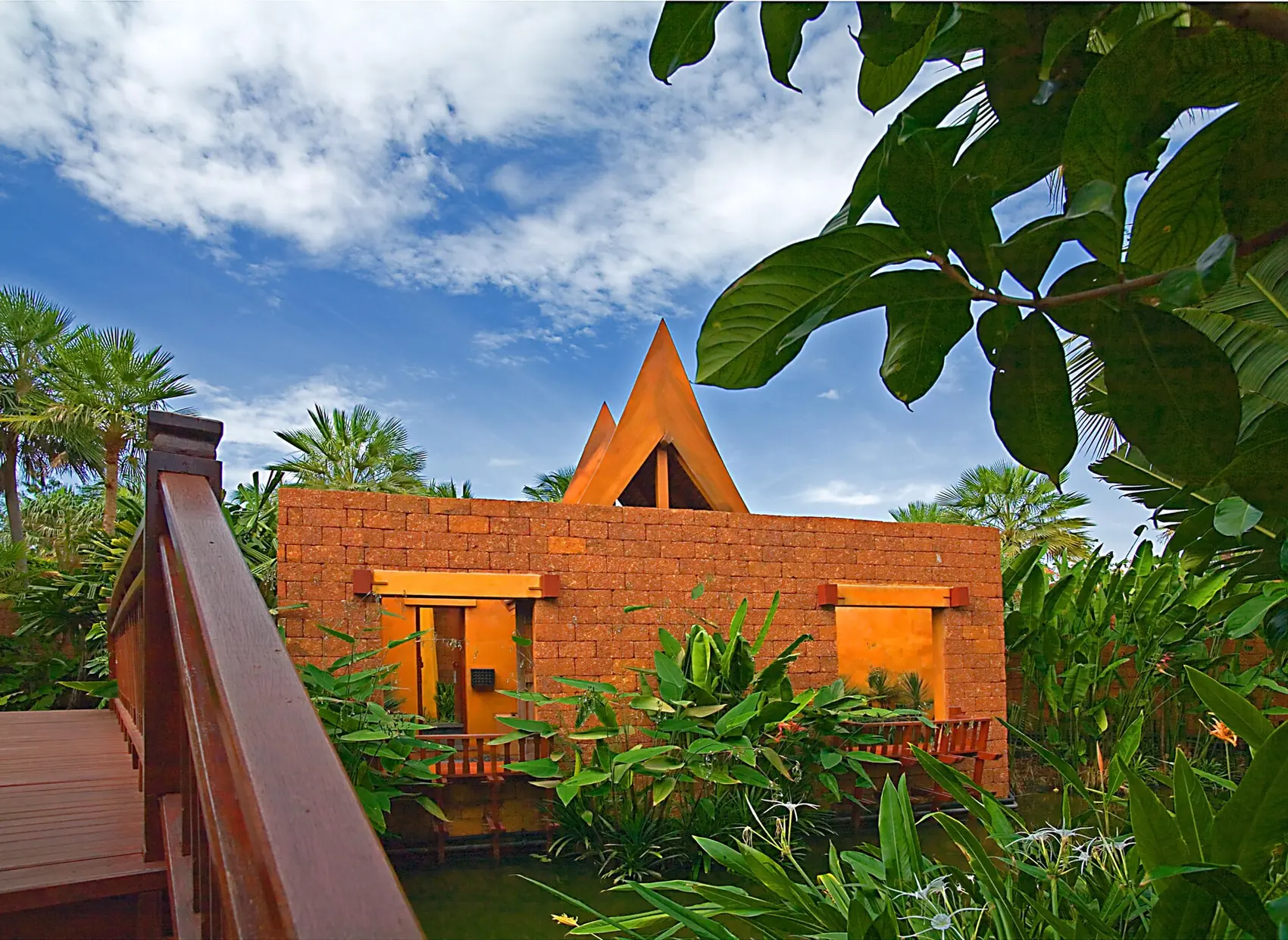 Un pavillon au toit thaï au milieu d’un jardin tropical, à Hua Hin