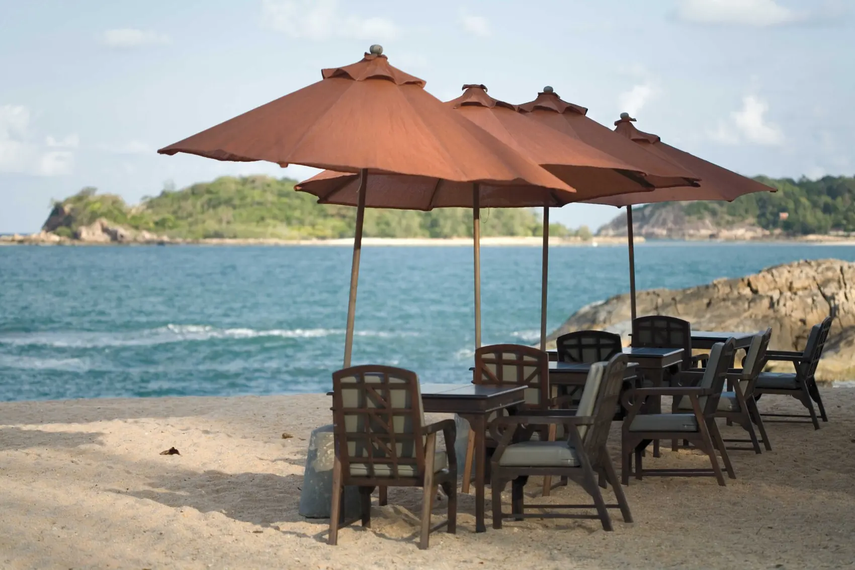 Tables et parasols sur le sable, face à la mer, à Hua Hin
