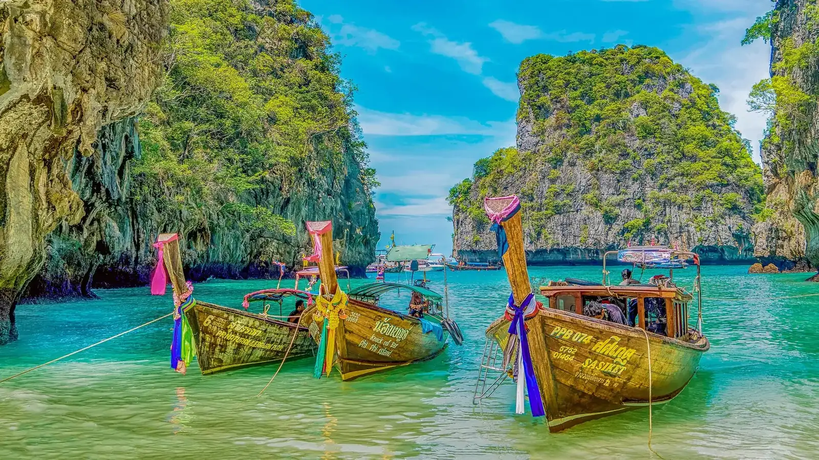 Bateaux à longue queue entre les falaises des îles Phi Phi, province de Krabi