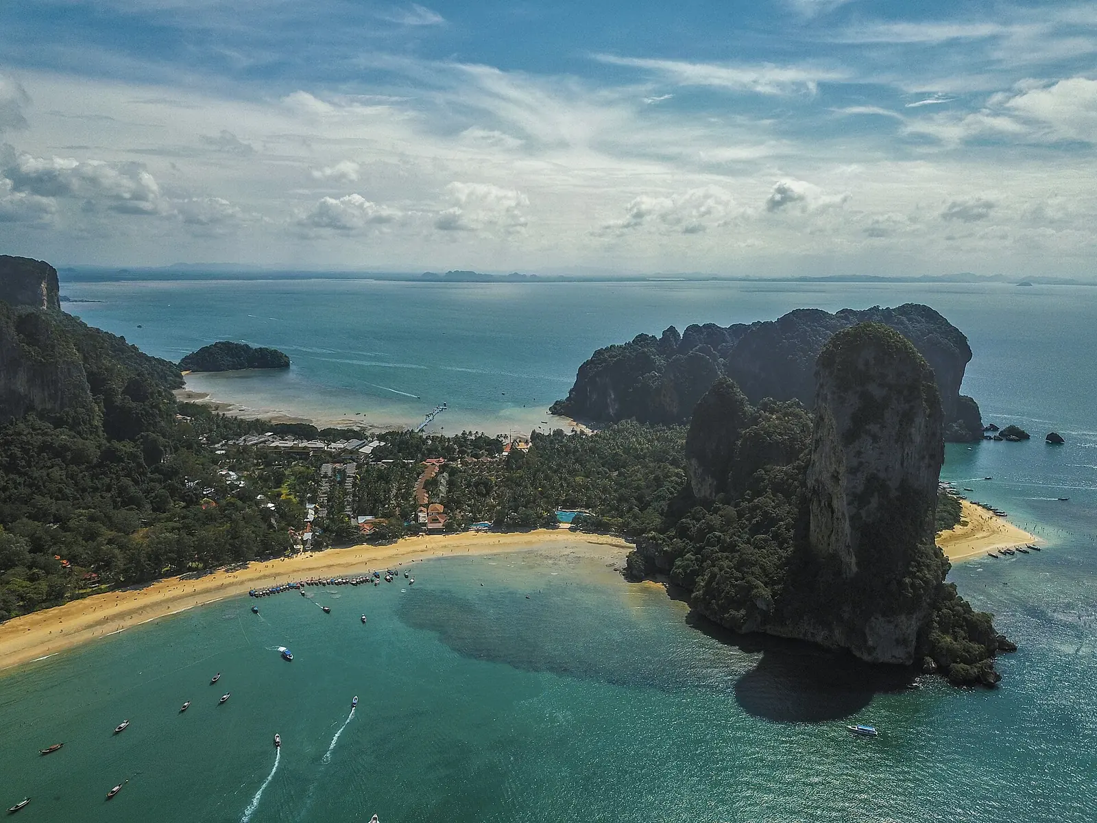 La plage de Railay vue depuis les falaises, à Krabi