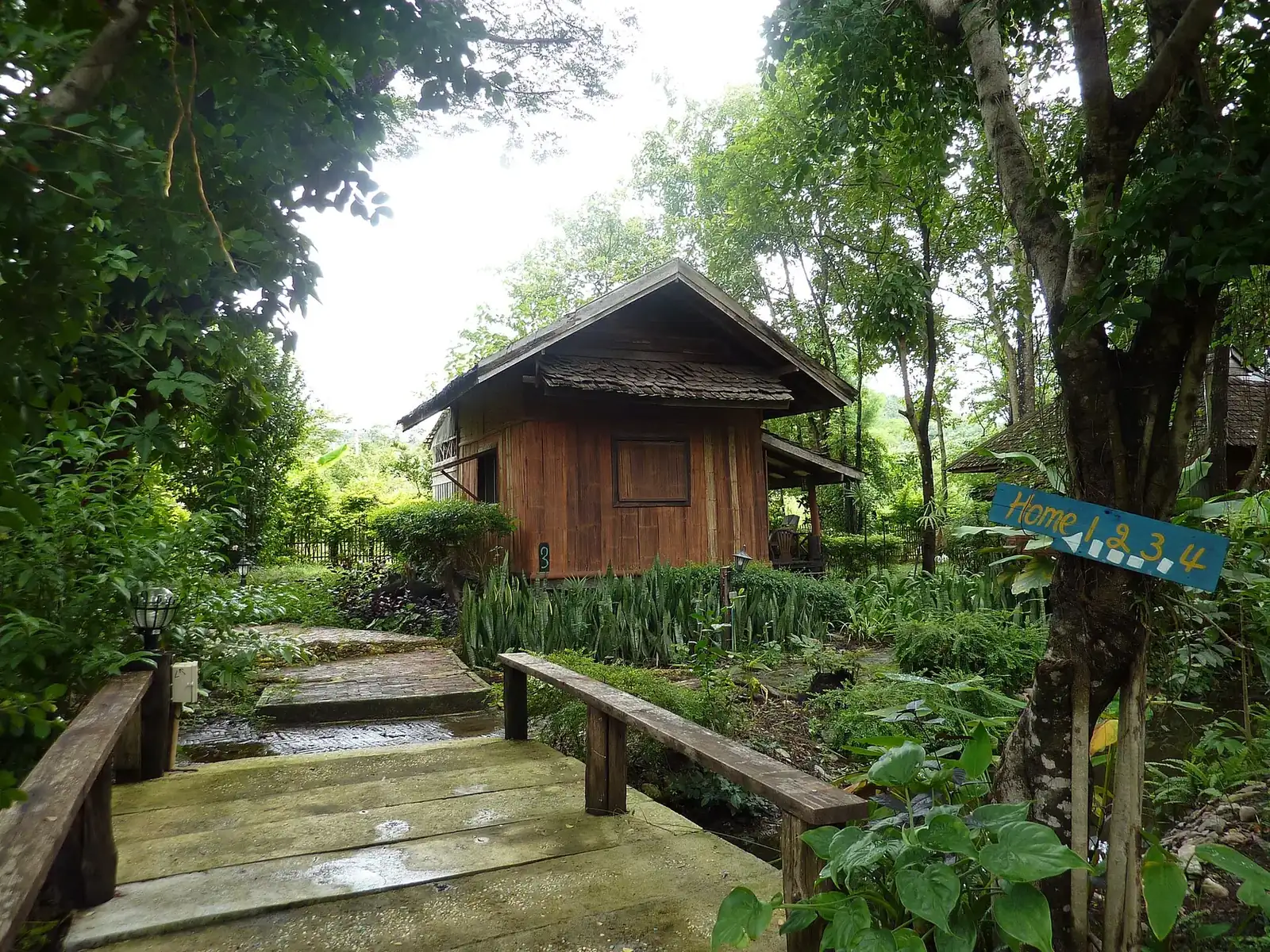 Un bungalow entouré de végétation, à Pai