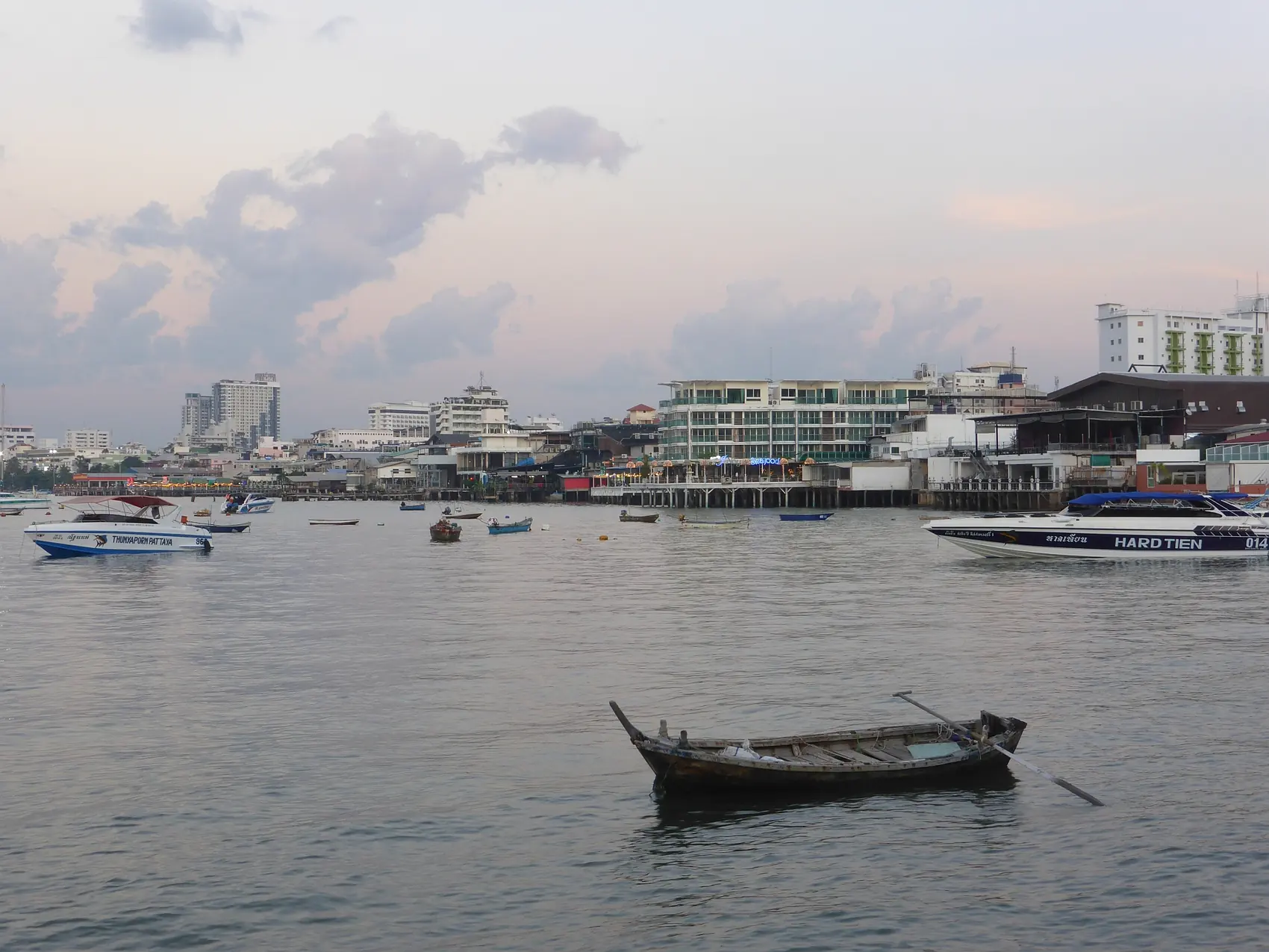 Bateaux au mouillage dans la baie de Pattaya, en fin de journée