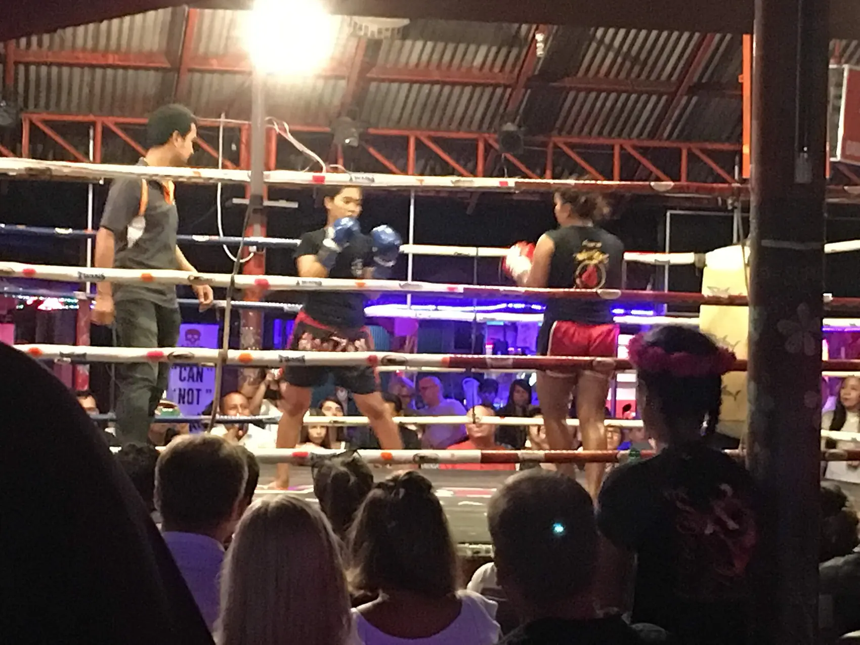 Deux combattantes sur le ring de Lamai, à Koh Samui, un soir de combats