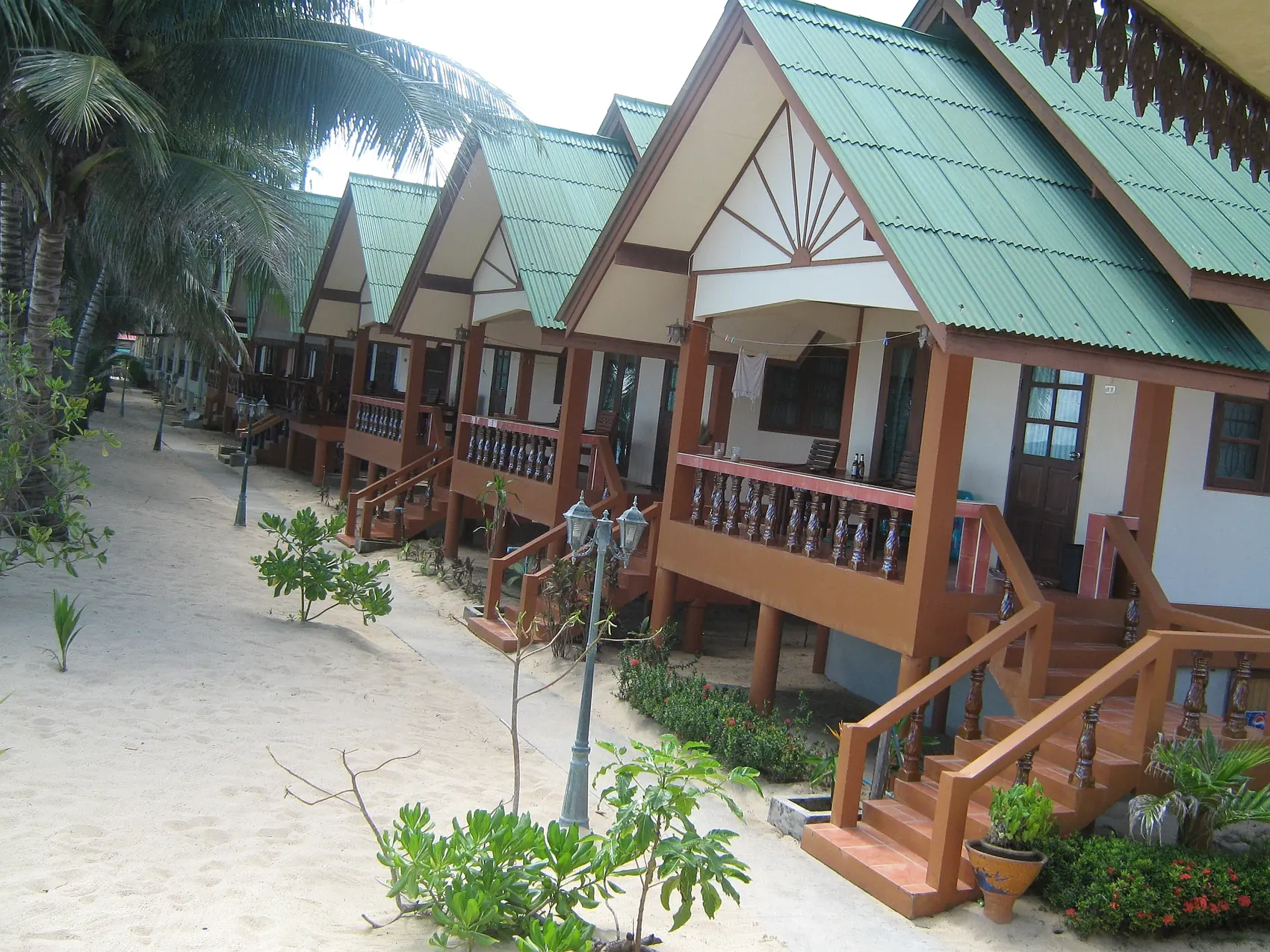 Une rangée de bungalows sur pilotis au bord de la plage, à Koh Samui