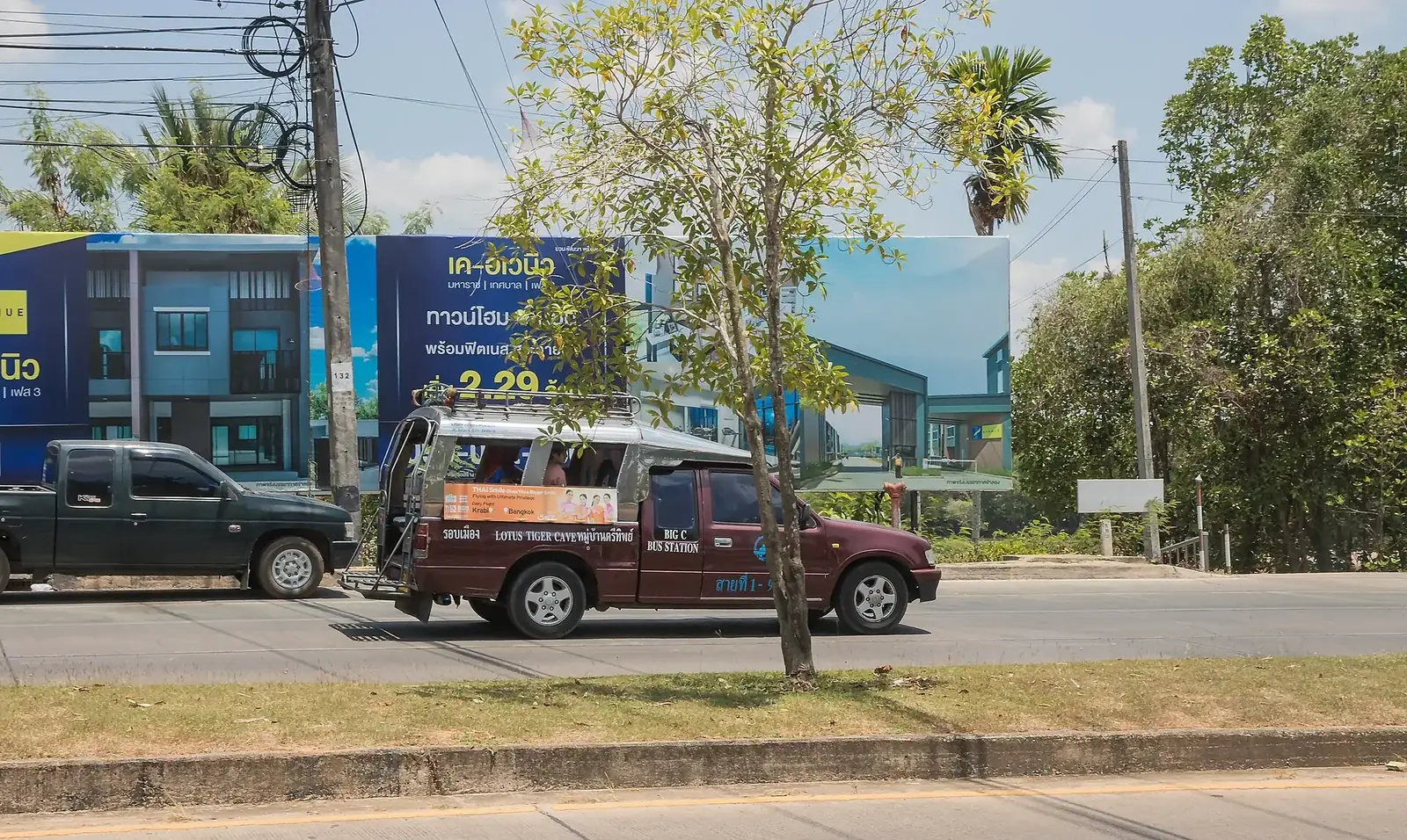 Un songthaew, pick-up aménagé en taxi collectif, à Krabi