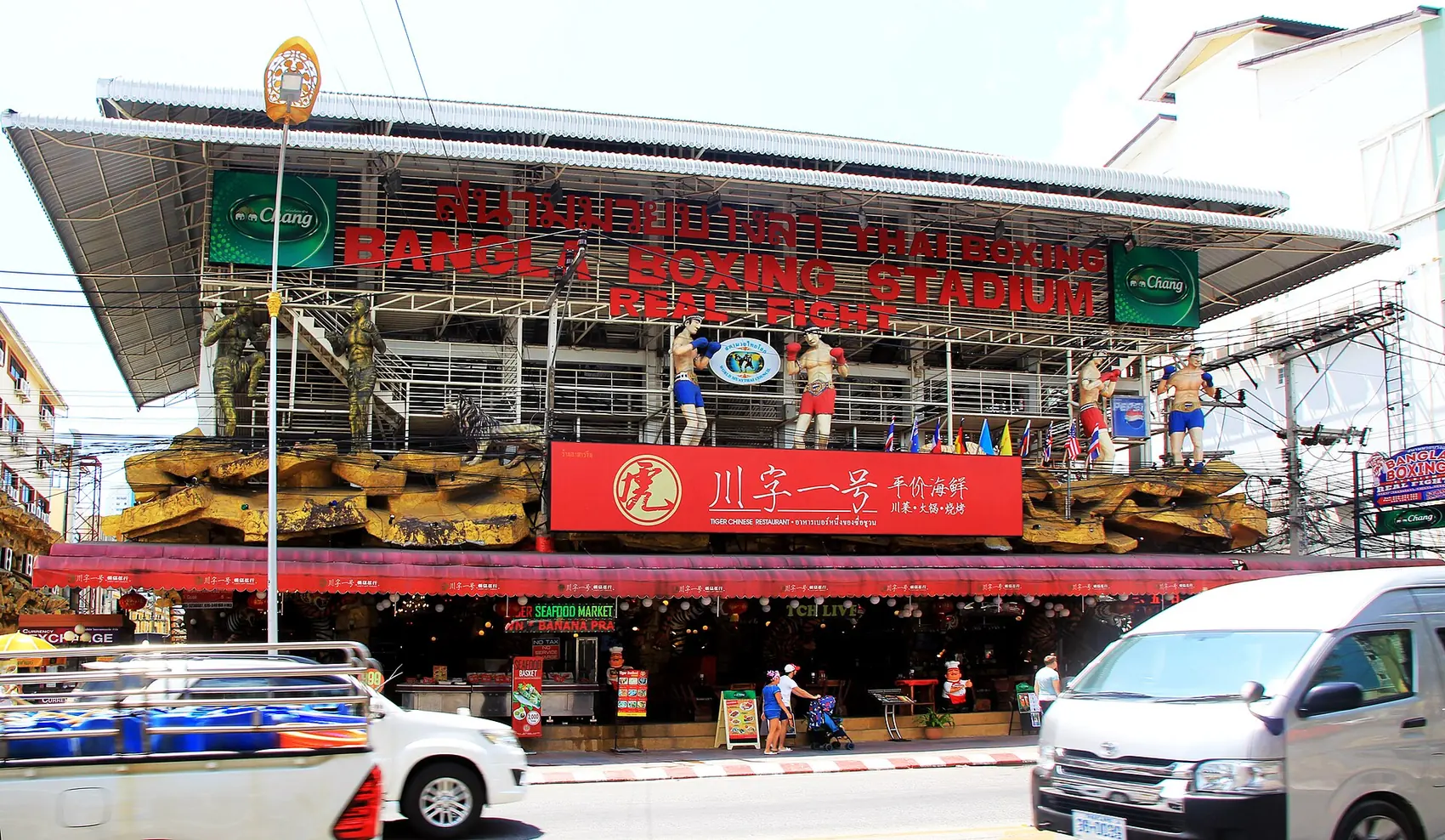 La façade du Bangla Boxing Stadium, à Patong (Phuket)